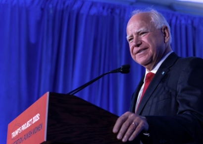 "해리스, 美 민주 부통령 후보에 팀 월즈 미네소타 주지사 결정"