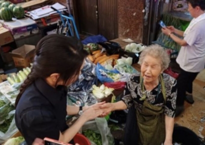 김건희 여사, 휴가 중 부산 특산품 업체·깡통시장 찾아 상인 격려