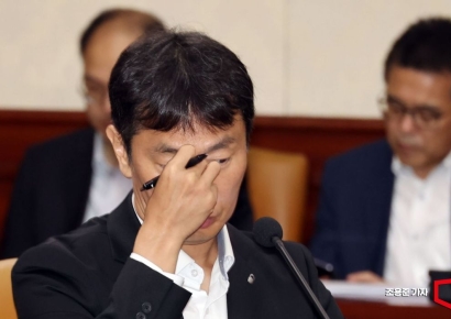 [포토] 생각에 잠긴 이복현 금융감독원장