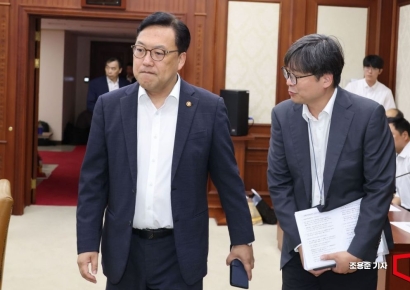 [포토] 경제관계장관회의 참석하는 김병환 금융위원장