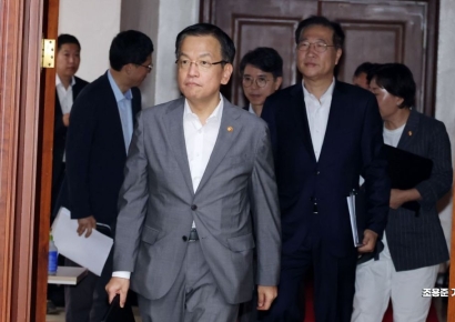 [포토] 경제장관회의 참석하는 최상목 부총리