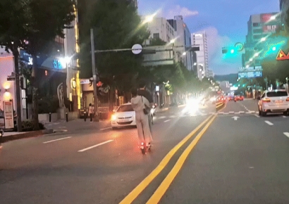 "죽으려고 작정했다"…헬멧없이 역주행 킥보드커플 경악