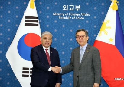 [포토] 악수하는 한-필리핀 외교장관 
