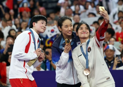 "미개봉 올림픽폰 팔아요"…'시상대 셀카' Z플립 벌써 중고마켓 등장