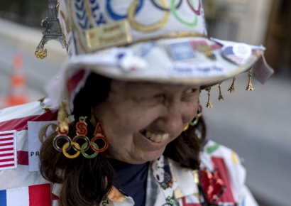 "투잡에 신용카드 한도 채워쓰고 왔다"…올림픽 유명인사 된 60대 할머니[파리올림픽]