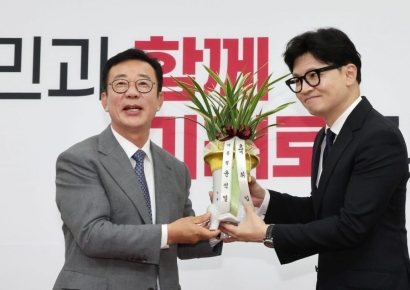 尹, 국민의힘 신임 당직자들에 '축하난'…당정 결속 강화