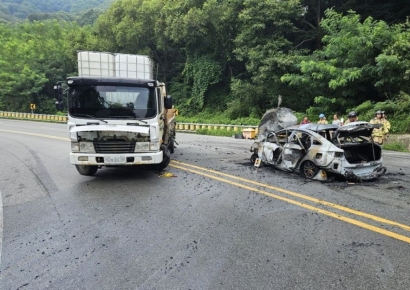 국도 달리던 승용차에서 폭발음과 함께 불···50대 운전자 숨져