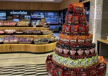 K-라면, 인도서 30배 더 팔리자…유명배우 광고로 대응한 미투 제품들