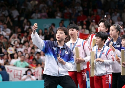 남들은 쓰고 팔고 다 하는데…삼성폰 받은 북한 선수들 '난감'