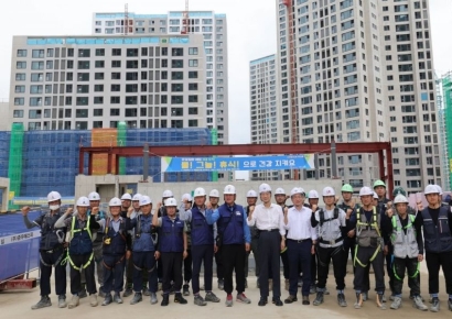 [포토] 한덕수 총리, 건설현장 근로자들과 파이팅