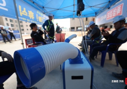 [포토] 무더위쉼터에서 휴식 취하는 건설현장 근로자들