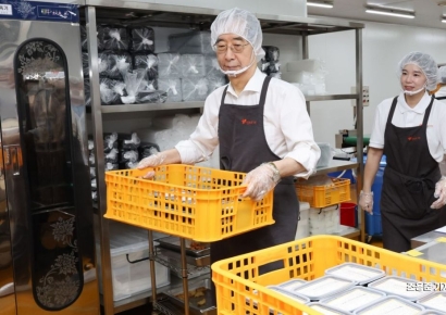 [포토] 결식아동 도시락 준비하는 한덕수 총리