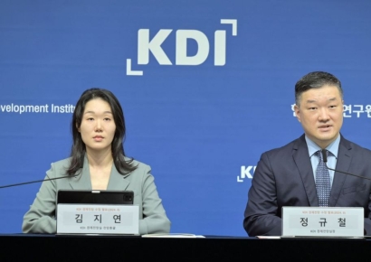 KDI, 올해 성장률 2.5% 하향 조정…"고금리 장기화로 내수 부진 지속"