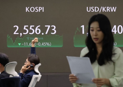 코스피, 외인·기관 동반 매도에 하락 마감…'삼전·SK하닉 약세'