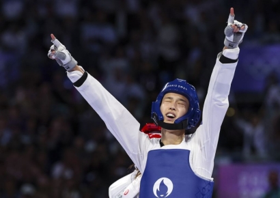 태권도 김유진, 세계 톱5 네 명 내리 꺾고 金[파리올림픽]