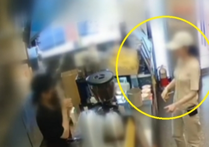커피 절반 먹고는 "환불해달라"…거절하니 냅다 던지고 떠난 단골