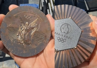 일주일만에 코팅 벗겨지고 잿빛 변색…파리 동메달 품질논란