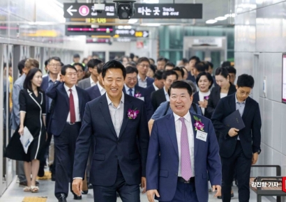 [포토] 승강장 둘러보는 오세훈 서울시장-백경현 구리시장
