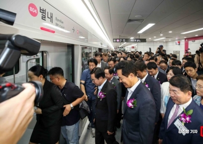 [포토] 지하철 8호선 '별내선' 탑승하는 오세훈 서울시장