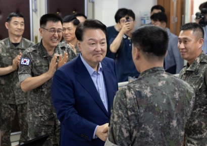 尹, 계룡대서 여름휴가 마무리…"군과 함께 보내는게 내겐 진짜 휴가"