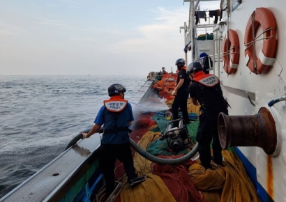 군산 앞바다서 어선 좌초 9명 모두 구조…"졸다가 암초 못 봤다"