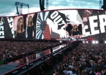 아델, 콘서트장 '욱일기' 슬쩍 삭제…공식 사과는 없어