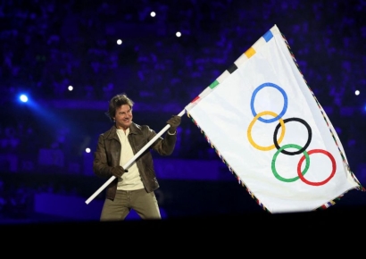 톰 크루즈 폐회식 깜짝 등장…오륜기 전달 미션 수행[파리올림픽]