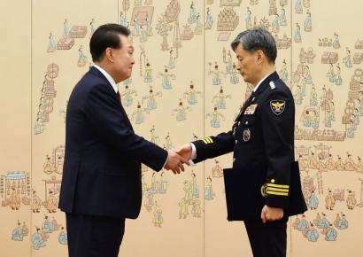 尹대통령, 조지호 신임 경찰청장에 임명장 수여