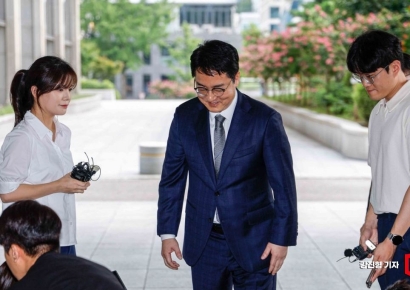 [포토] 가볍게 인사하는 심우정 검찰총장 후보자