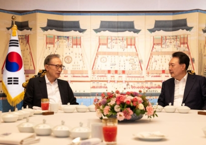 尹, '바라카 신화' MB에 원전 수출 의견 구해…첫 부부 만찬(종합)