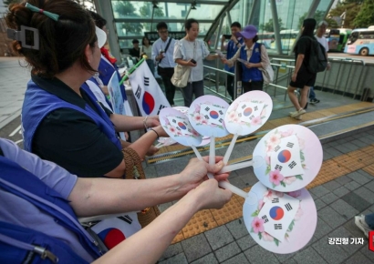 [포토] '태극기 부채 받아가세요'