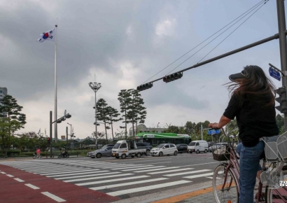 [포토] 송파구, 가락시장 사거리에 대형 태극기 게양