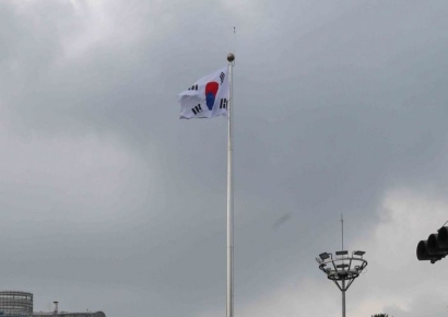 [포토] 송파구, 광복절 앞두고 높이 55미터 초대형 태극기 게양
