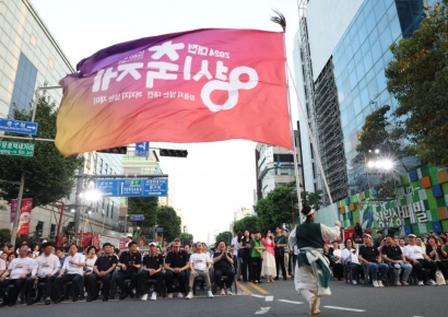 축제하면 대박일 줄 알았는데…소비도, 방문객도 줄었다?[축제공화국]