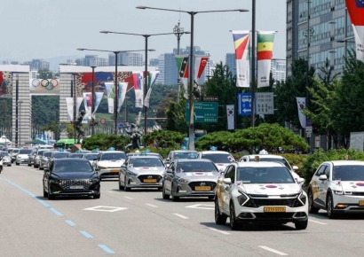 [포토] 광복절 앞두고 태극기 택시 카퍼레이드