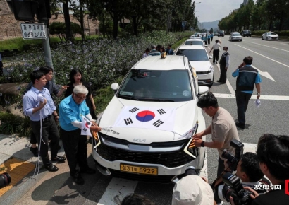 [포토] 태극기 장식하는 택시기사들