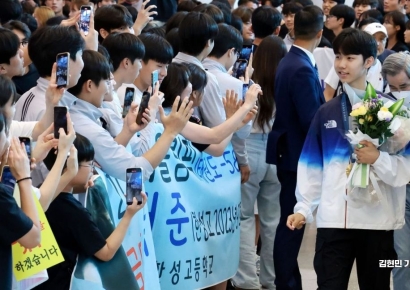 [포토] 팬들의 환호 속 귀국하는 박태준