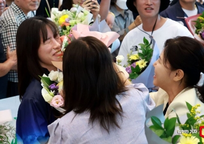 [포토] 꽃다발 세례 받는 임애지