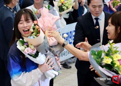 [포토] 꽃다발 받는 임애지