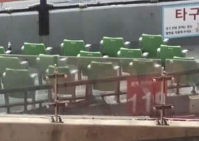 "어떻게 이런 일이"…갑자기 '물폭탄' 맞은 잠실 구장