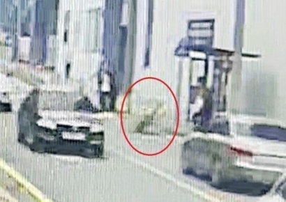 하늘서 떨어진 100kg 쇳덩이, 출근길 시민들 '철렁'