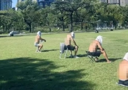 폭염에 공원서 등 드러낸 남성들…'베이징 비키니' 도대체 어디까지