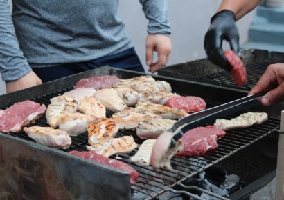 "신입에 10만원 주고 고기 구우라는 회사…다녀야 하나요?"