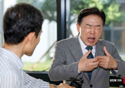 [포토] 취재진에게 입장 밝히는 김형석 독립기념관장