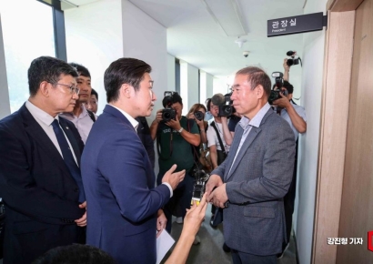 [포토] 김용만 의원, 독립기념관 사무처장에게 자료열람 요청