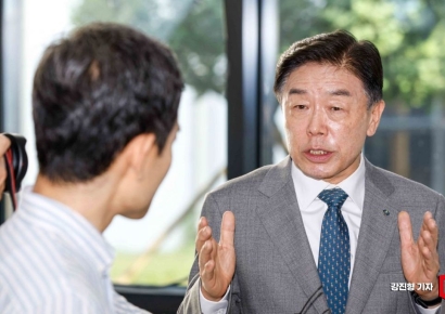 [포토] 취재진 질문에 답하는 김형석 독립기념관장