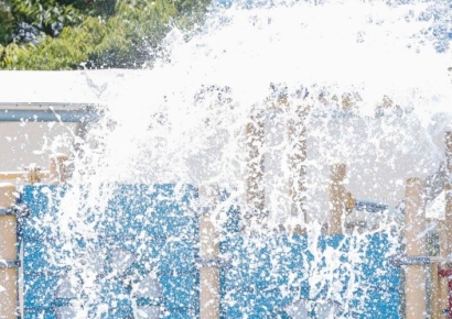 [포토] 물폭탄 맞으며 날리는 더위