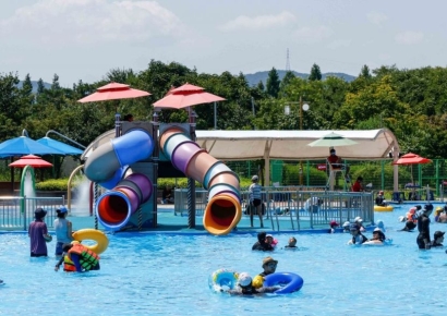 [포토] 폭염에 북적이는 물놀이장