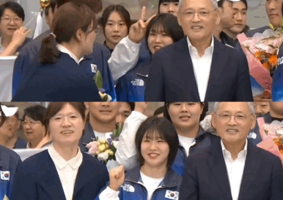 "차관님 힘이 너무 세"…단체사진 찍다 허미미에 '손기술' 쓴 장미란 