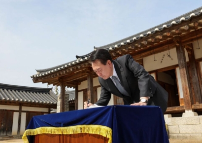 尹대통령 부부, 육영수 여사 묘역 참배…"어머니 역할 지금도 잊지 않아"